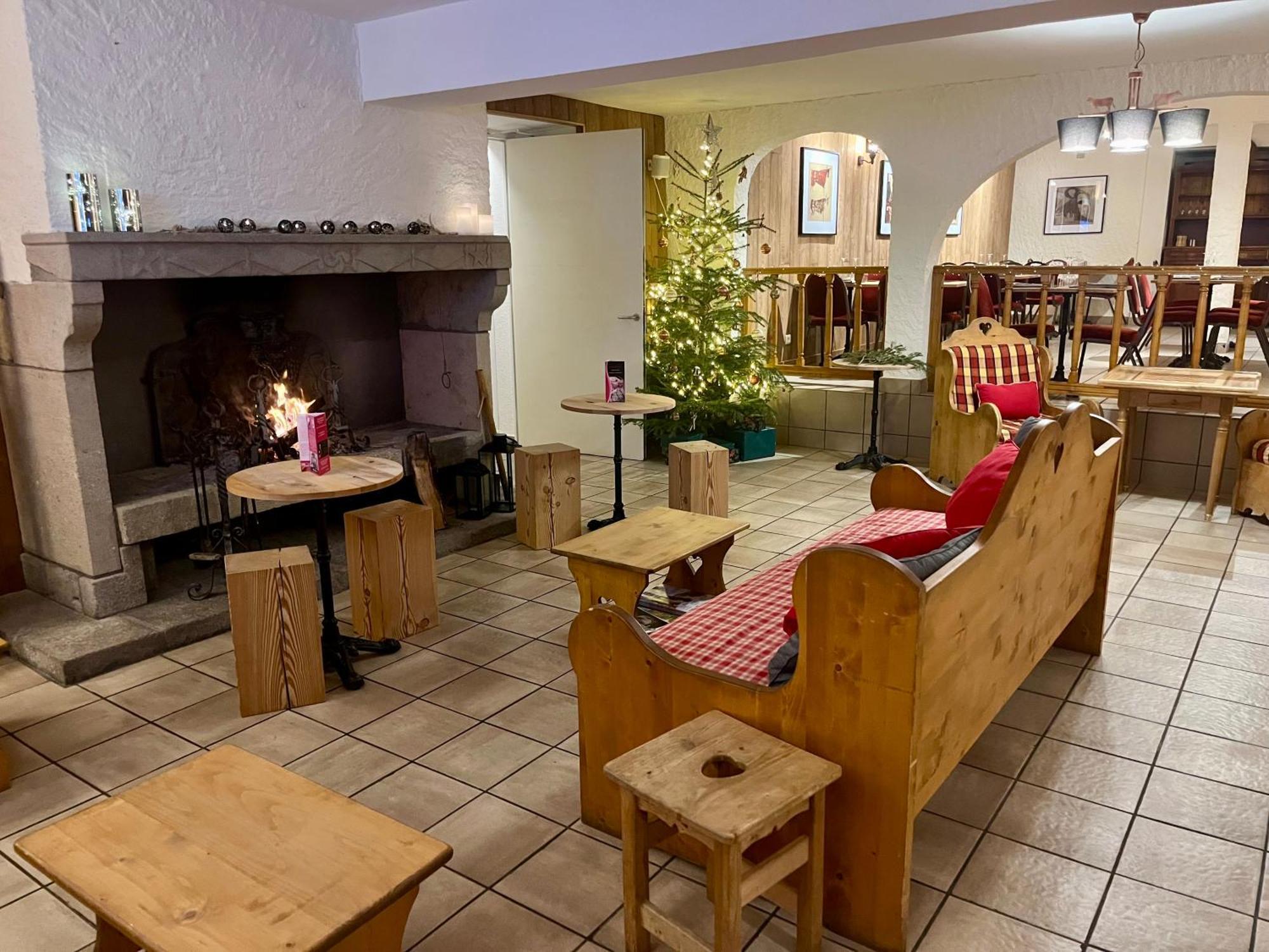 Hotel Restaurant Le Clos Бес-э-Сент-Анастез Экстерьер фото
